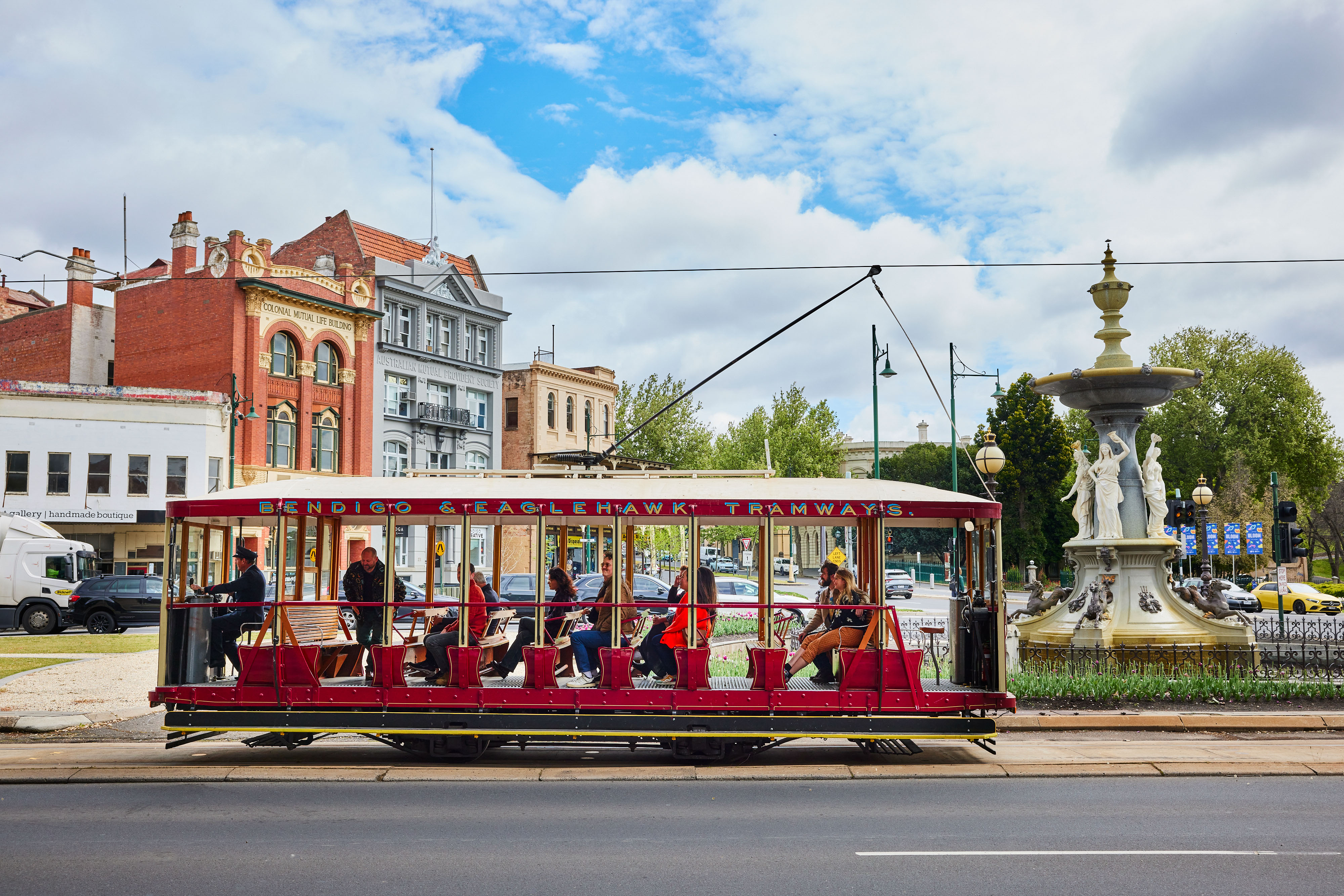 Vintage Talking Tram Tour in front of Alexandra Fountain 